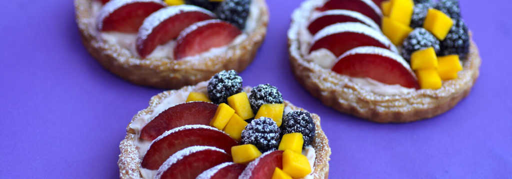 Pluot_Blackberry_Mango_Tarts