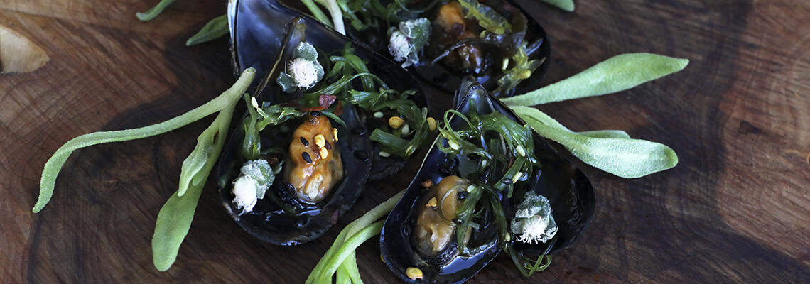 Steamed_Mussels_w-Sesame-Soy_Sauce-Seaweed