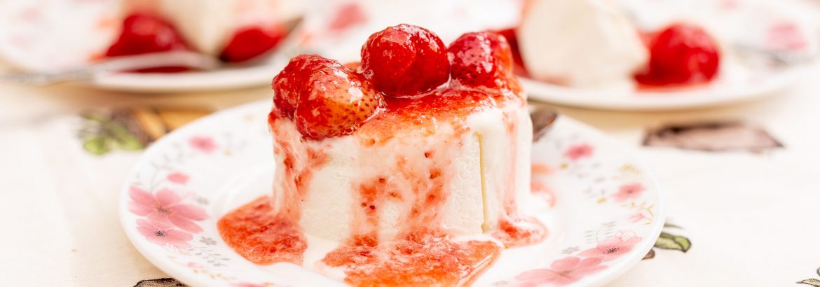 Vanilla ice cream with strawberries